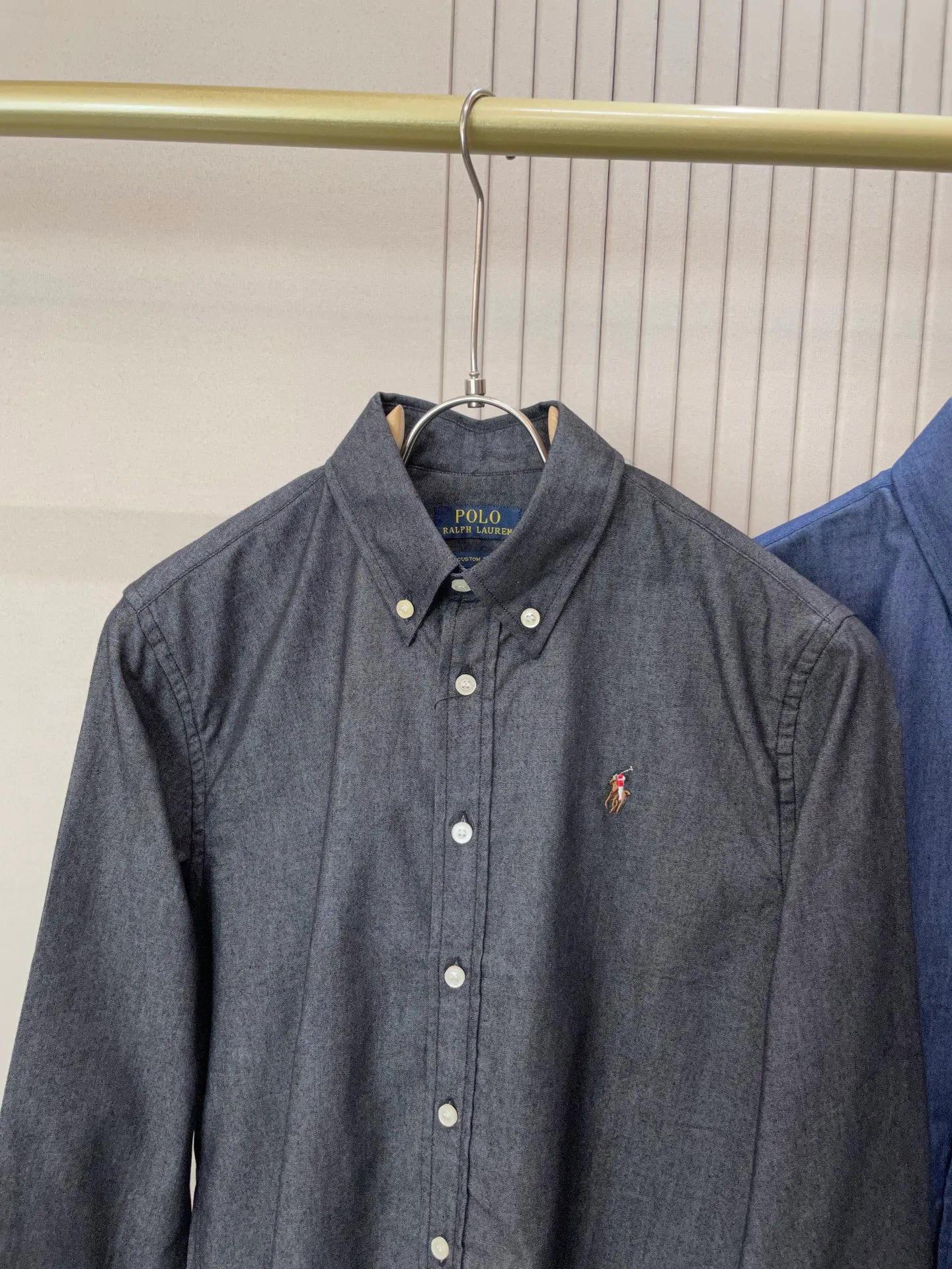 P220 🌸🌸 POLO Ralph Lauren [High Quality] Classic shirt! Classic casual shirt made of pure cotton fabric with unique design, simple, clean and classic version design. It is a versatile style that can be switched at will. The fabric feels soft and delicate, highly moisture-absorbent and breathable. It is close to the skin and comfortable to wear. It can be worn alone or as an inner layer. Its versatile performance is beyond your imagination! The upper body of the ready-to-wear is simple and classic yet elegant! Size:M-XXL